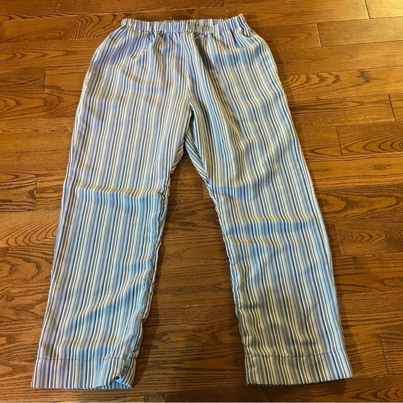 💥5/$25 Outline women’s striped Capri pants in size 12 - Picture 3 of 5